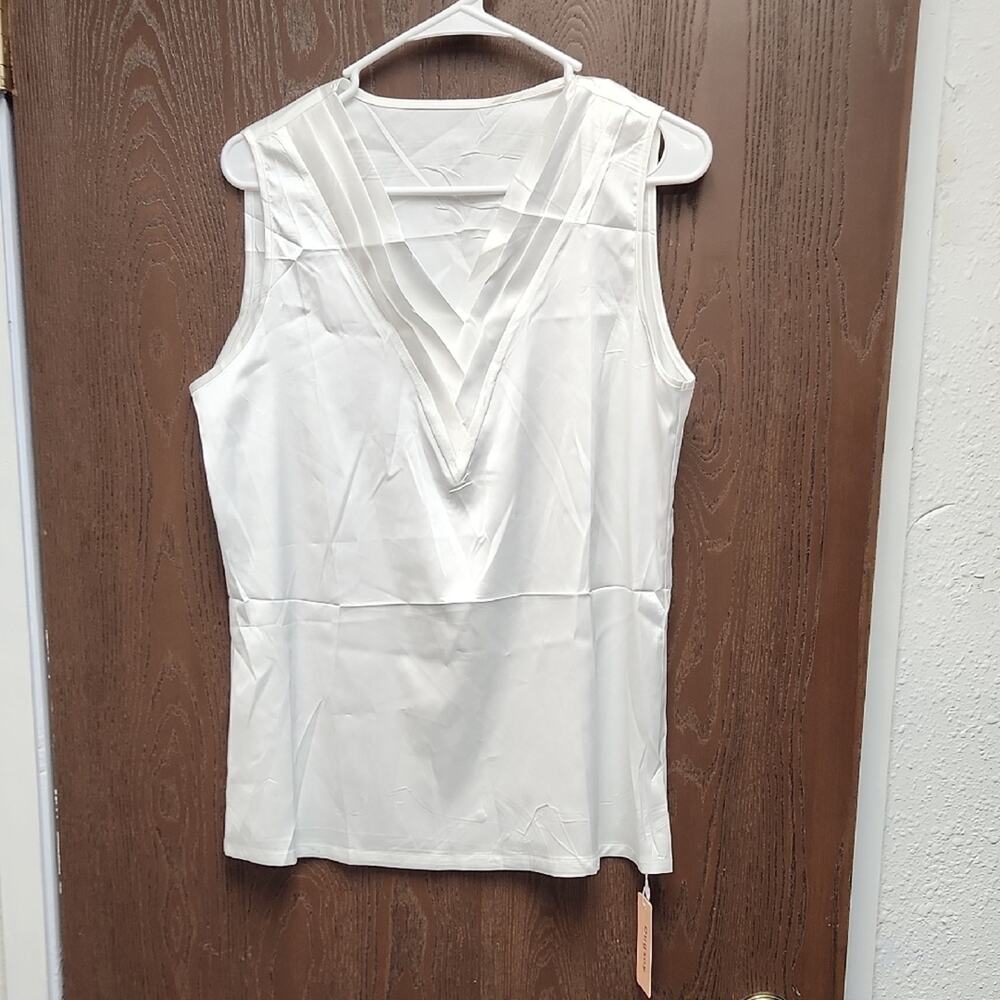 🚨2/$25 or 5/$50🚨Elegant White Sleeveless Top